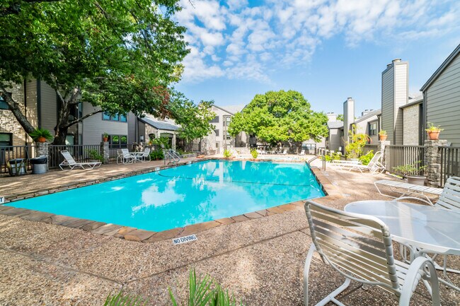 Building Photo - 1510 W N Loop Blvd