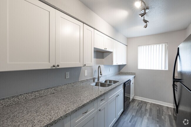 Cocina con abundante espacio en la encimera. - Belmont Place/La Fontaine