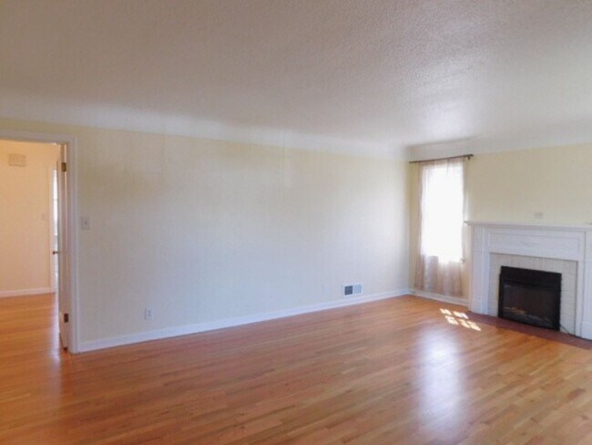 Building Photo - 3Bd/1Ba Two Story House w/ Basement - Avai...