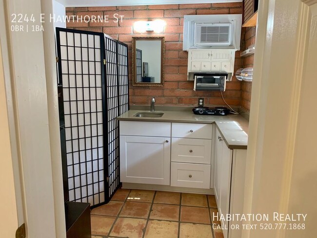 Building Photo - Charming Efficiency Studio in Sam Hughes!