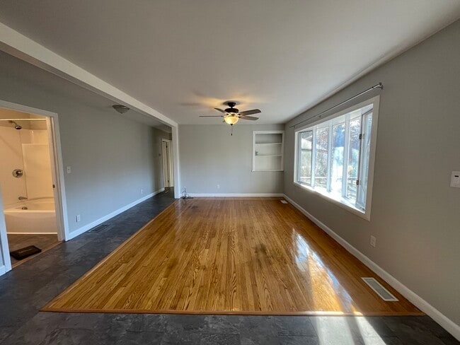 Building Photo - 536 Delano Rd