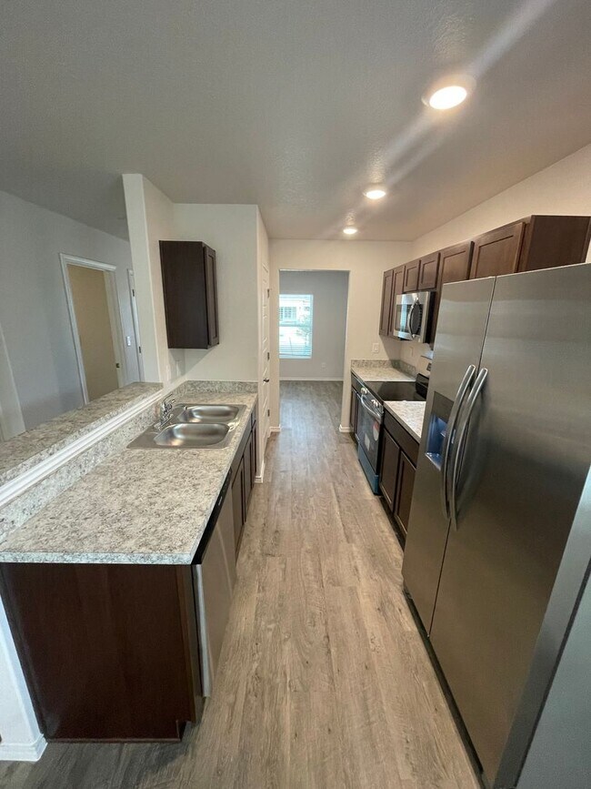 Foto del edificio - *New Year, New Home Special* BRAND NEW Thr...