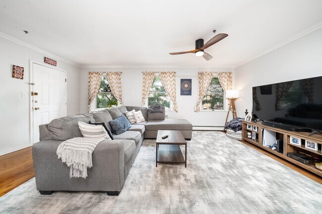 Building Photo - 607 Madison St