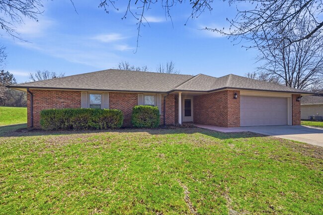 Foto del edificio - 5561 Waterfront Dr N