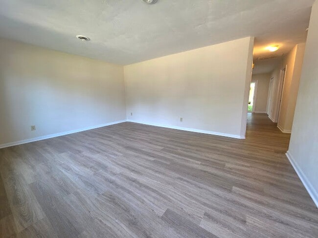 Building Photo - Move In Ready Brick Ranch
