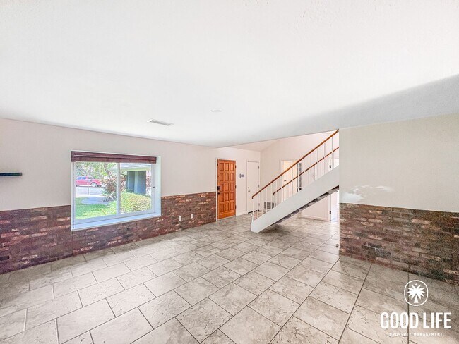 Foto del edificio - SD: Stunning 4BD/3BA Home in Vista with Panoramic Views, Private Balcony & Large Yard
