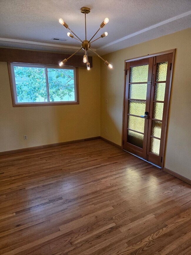 Foto del edificio - 1 level Mid Century Beauty! 3 Bd/ 3 ba Main Floor Unit