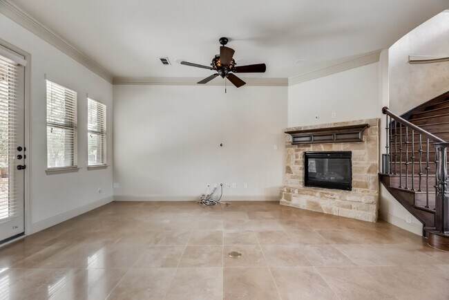 Foto del edificio - Modern 3 Bed Townhouse with Granite Countertops and Hardwood Floors in Keller, TX