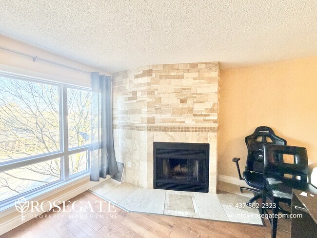Photo du bâtiment - Spacious 3-Bedroom Condo with Parking & Stainless Steel Appliances – Kitchener