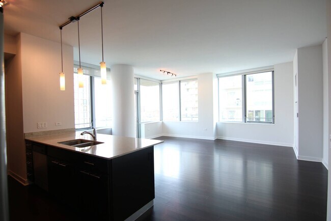 Building Photo - 559 W Huron St