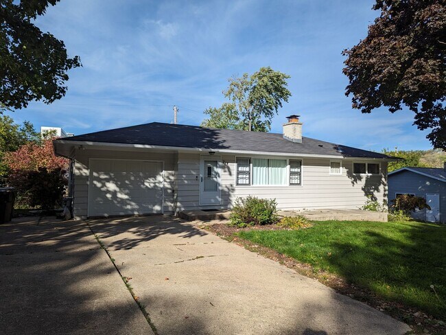 Foto del edificio - 714 N Meadow Ln