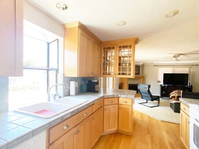 Foto del edificio - Lovely fully furnished N. Albany charmer