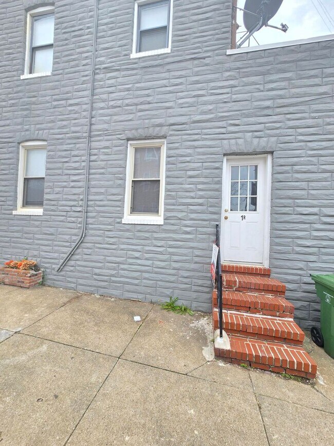 Building Photo - Charming 1 bedroom, 1 bathroom apartment l...