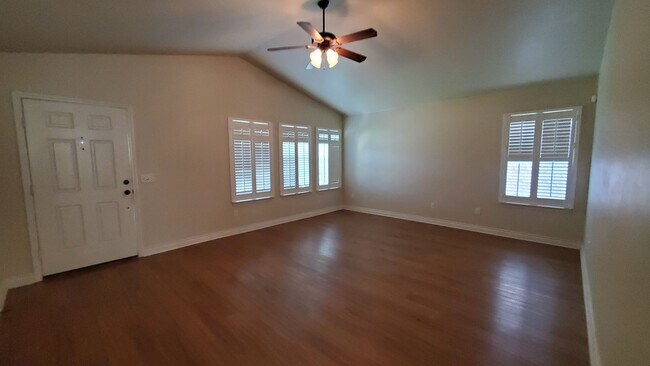 Building Photo - (3) Bed/(2) Bath in North Norman Avail NOW...
