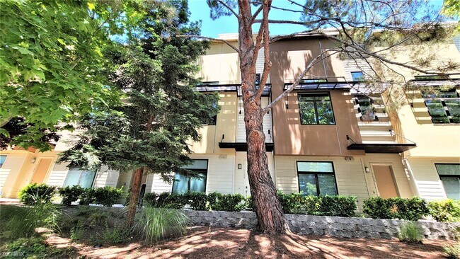 Building Photo - 3 br, 3 bath Townhome - 1186 Almanor Lane