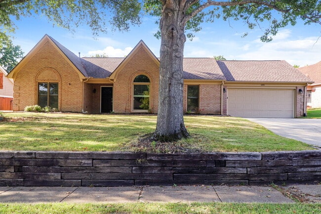Building Photo - 605 Sanga Cir E