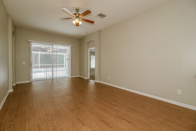 Foto del edificio - 633 Straw Lake Dr
