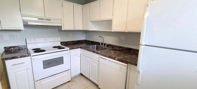 Building Photo - 701 Gardens Dr