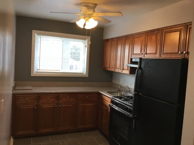 Kitchen - 400 51st St SE