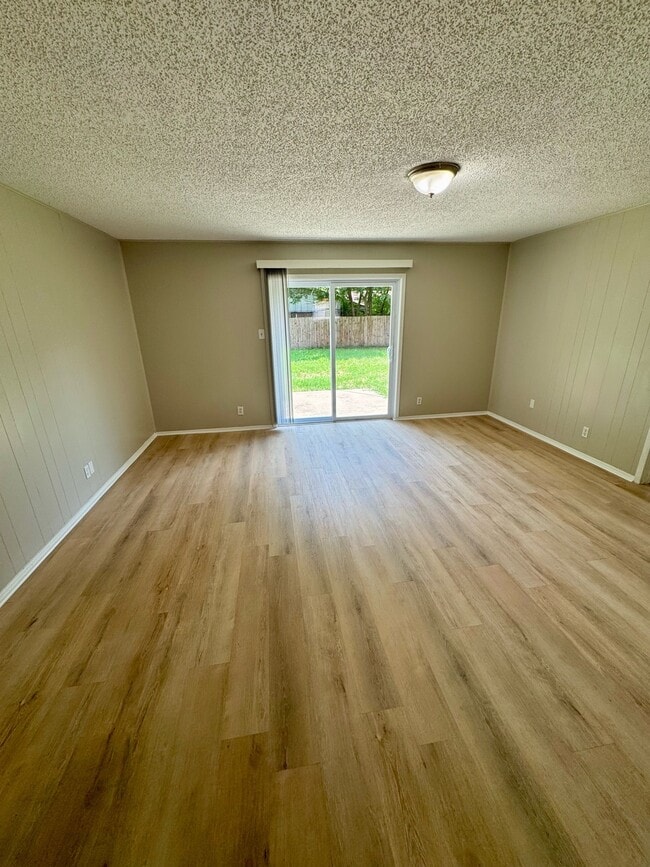 Foto del edificio - 6000 Lindy Ln