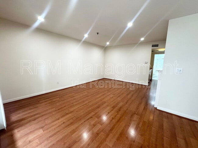 Building Photo - 843 Hayworth Ave