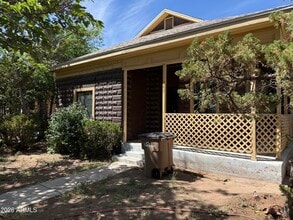 Building Photo - 942 E 8th St