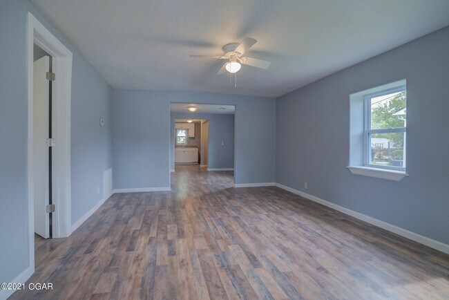 Building Photo - 1221 E 12th St