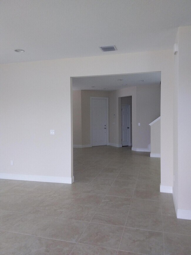 Building Photo - 1828 NW Cataluna Cir