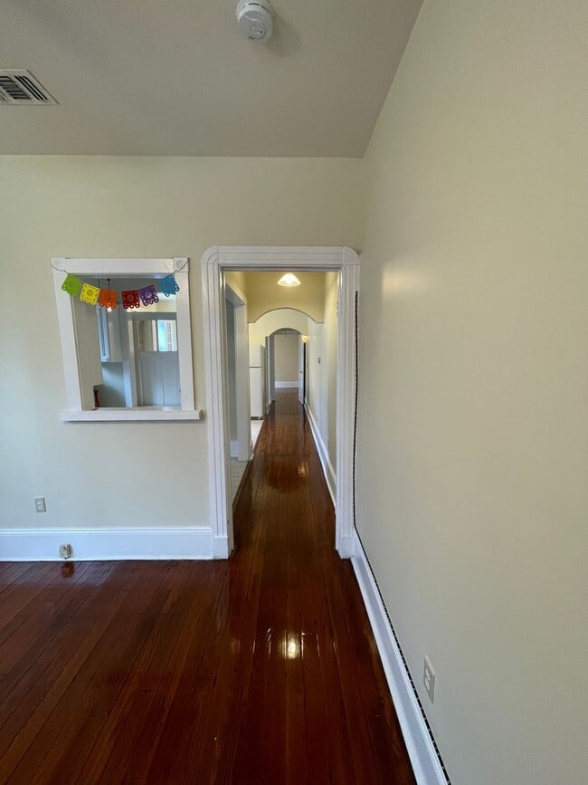 Photo - Charming 1-Bedroom Apartment in the Heart of Mid-City