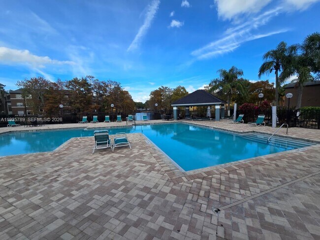 Foto del edificio - 4518 Commander Dr