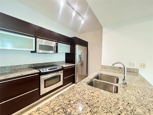 Building Photo - 950 Brickell Bay Dr