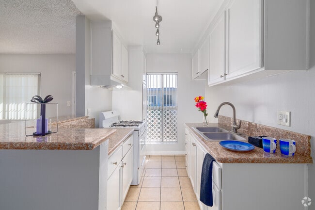 1BR, 1BA - 708SF - Kitchen - Westgate Villa Apartments