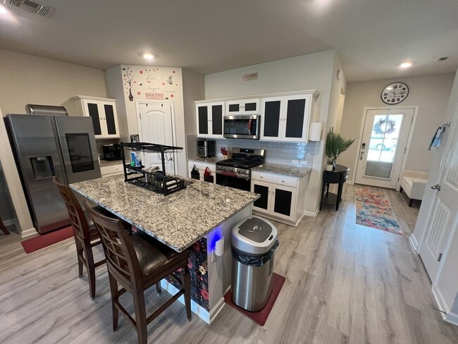 Building Photo - Stunning 4-Bedroom Home in Zachary's Mirav...