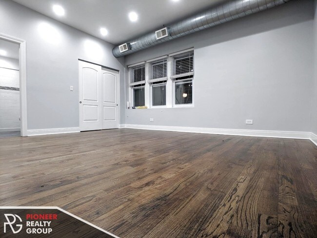 Building Photo - Studio in Rogers Park--Heat & Gas Included!