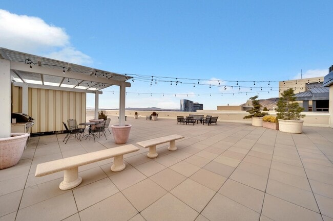 Foto del edificio - 48 W 300 S