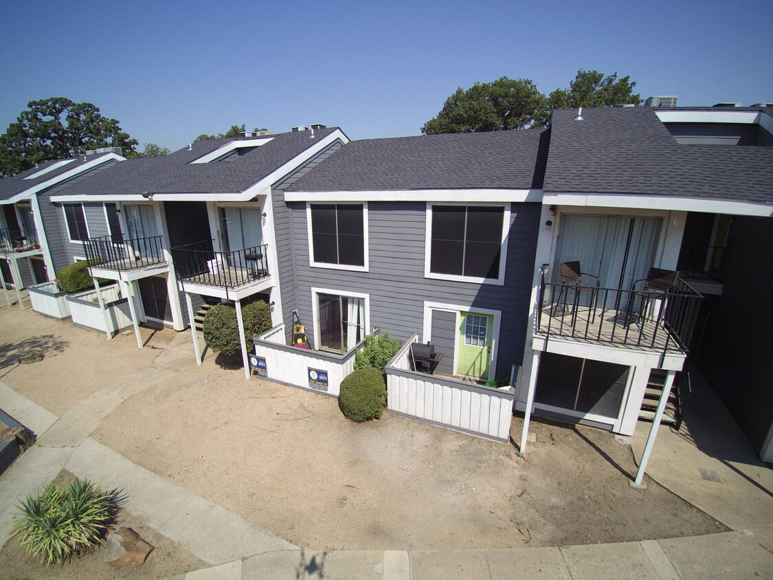 Primary Photo - Palmera Apartments