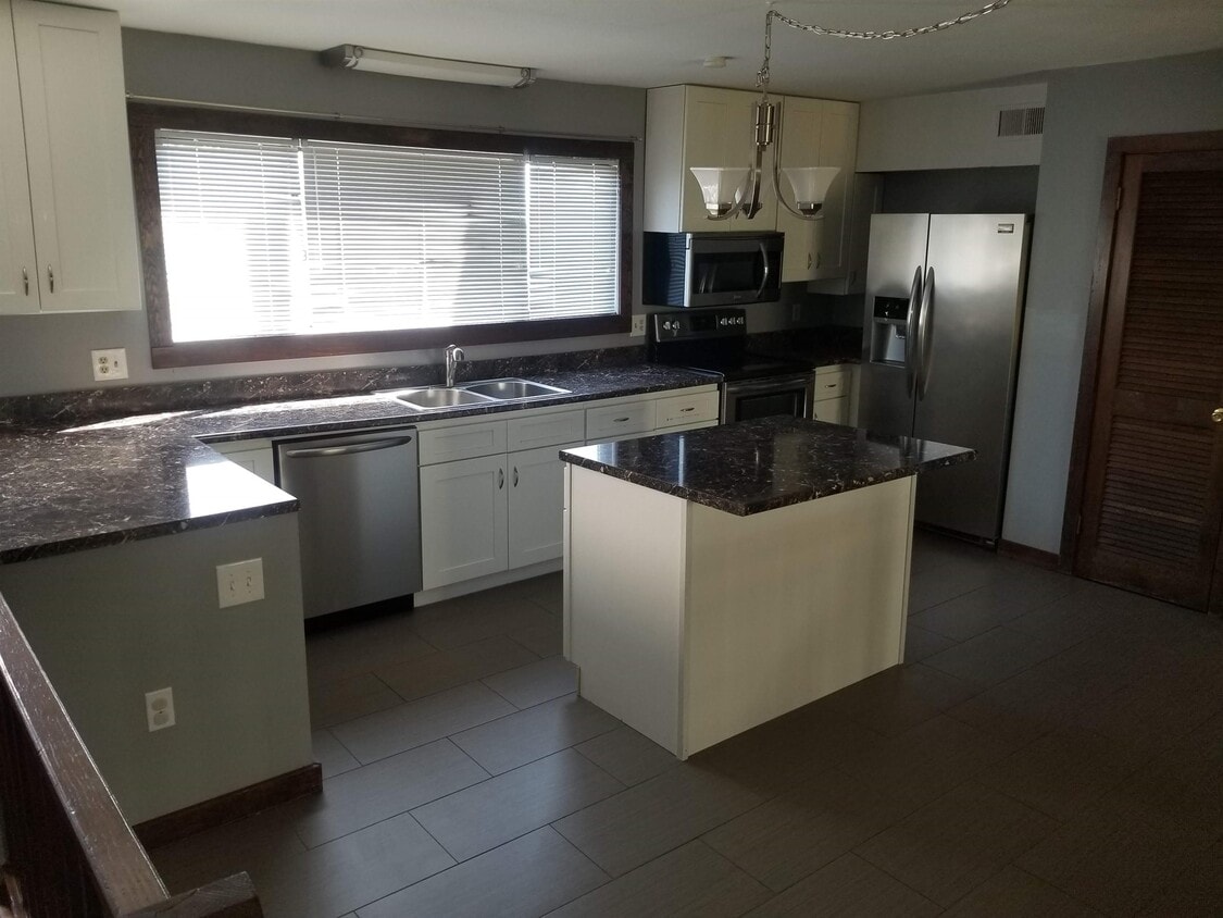 11 Pebblestone Cir, Suffield, CT 06078 Townhome Rentals in Suffield CT