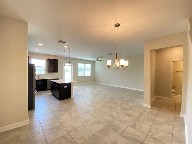 Building Photo - Spacious 3B/2.5B Townhouse with 2-Car Gara...