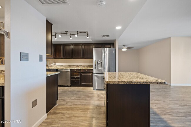 Foto del edificio - 7920 E Camelback Rd