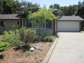 Building Photo - 10 Blossom Way