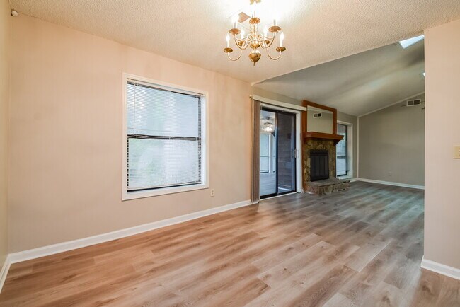 Building Photo - 4902 N Redan Cir