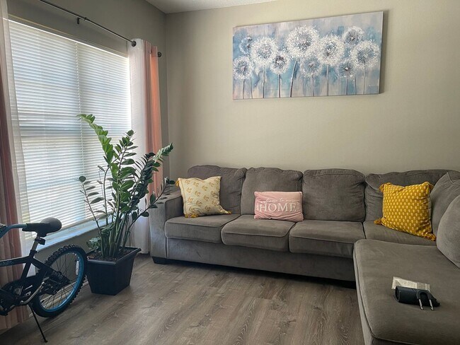 Building Photo - Brandon Townhome for Rent in a Gated Commu...