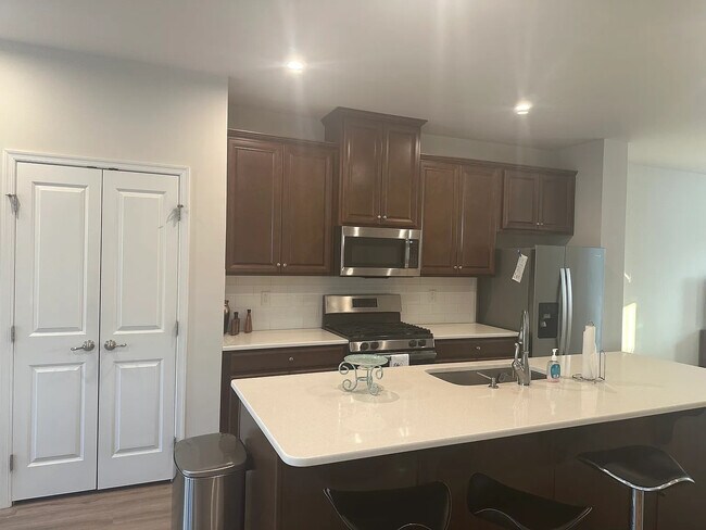 Foto del edificio - Room in Townhome on Poplar Leaf Way