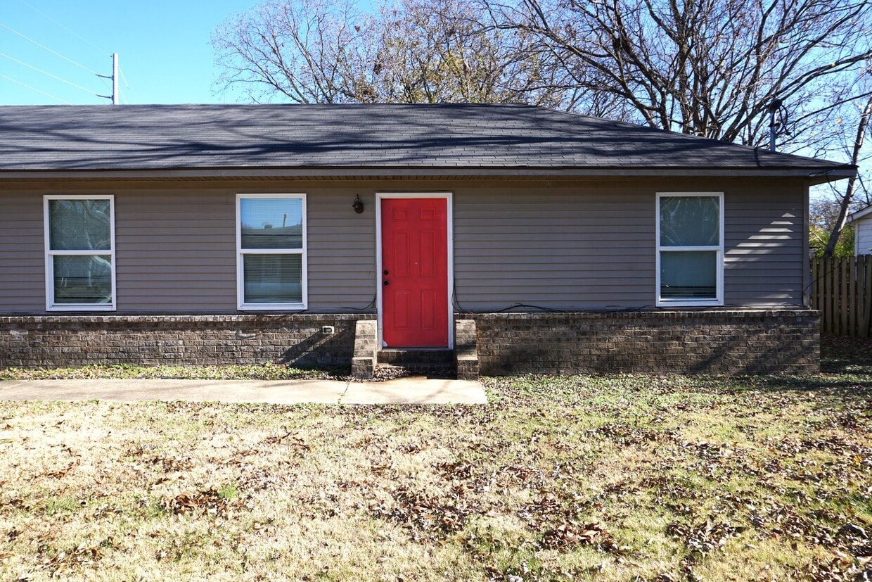 Primary Photo - 501 E Allen Ave