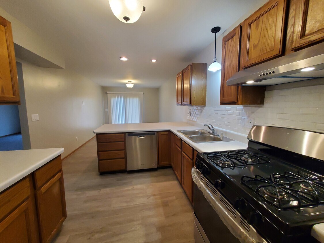 8313 14th Ave, Kenosha, WI 53143 Townhome Rentals in Kenosha WI