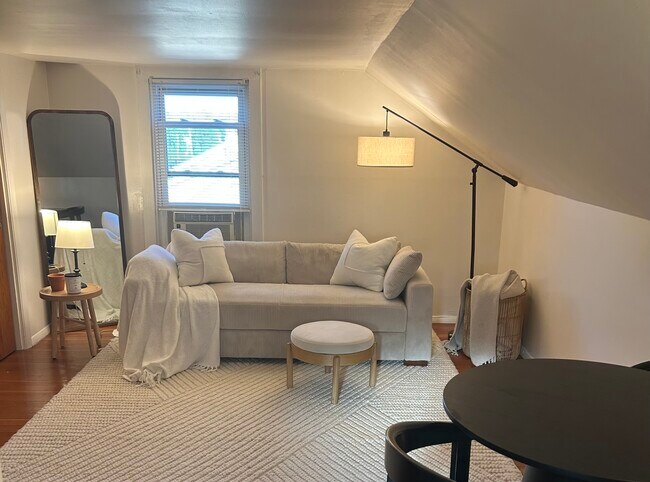 Apartamento tipo loft 301: Disponible para visitas. Consulte la descripción a continuación para obtener más información. - 686 Bloom Rd