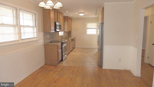 Building Photo - 93 Great Lake Dr