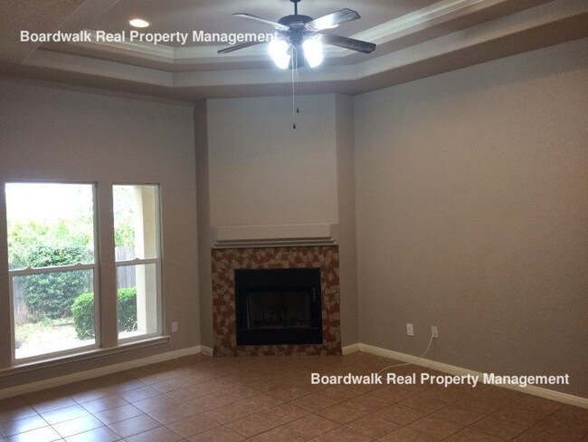 Foto del edificio - 8015 Clyde Dent Dr