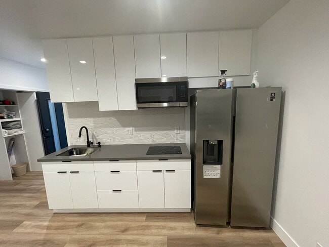 Building Photo - Stunning studio with everything you need i...