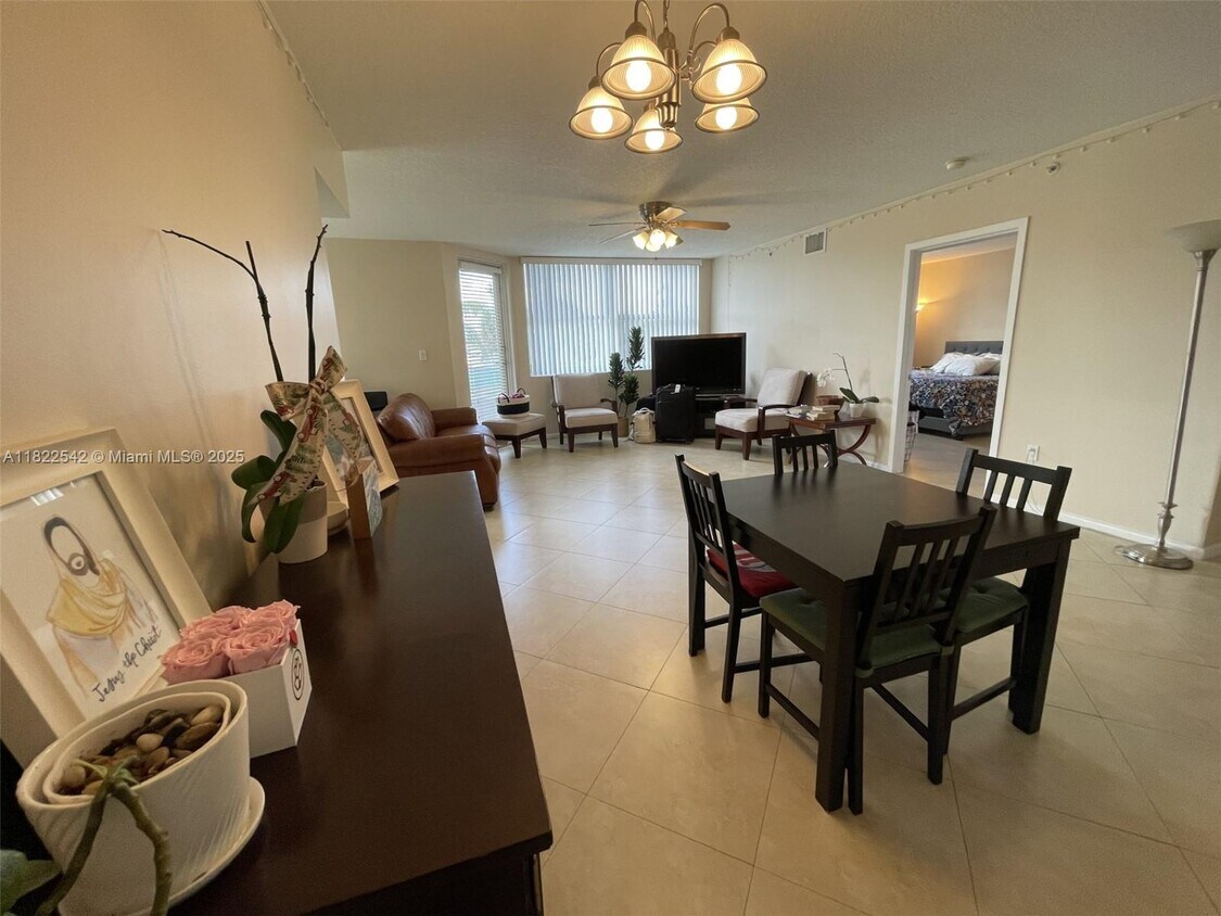 Foto principal - 1555 N Treasure Dr